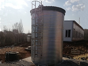 
	З 6 по 10 квітня 2020 роки нами було зібрано сталевий резервуар для чистої води корисним об'ємом 50 м3. Емксіть вертикальна має наступні розміри, висота - 5,3 метра, діаметр - 3,7 метра. Ємність утеплена має тени для підігріву в зимовий час і щит управління сиситемой нагріву. Забір і підведення води виконуються через дно ємності. Так само ємність буде обвалована на один метр.

	&nbsp;&nbsp;

	
		&nbsp;

